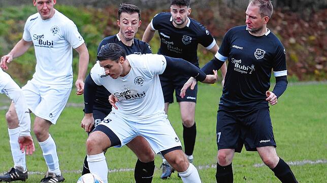 Der FC Hochemmingen (Mario Bucelli am Ball) wurde einen Lucky Punch der SG Marbach/Rietheim sehr spät um einen Punktgewinn gebracht.