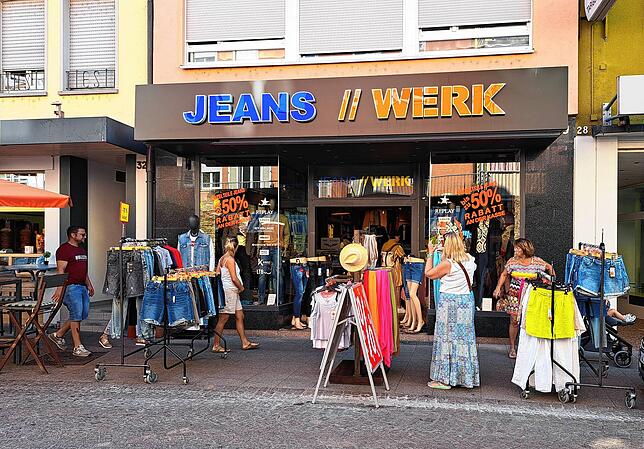 Noch weist beim Laden Jeans Werk in der Karlstraße nichts auf einen Pächterwechsel hin, doch im Internet ist das Ladengeschäft bereits ...