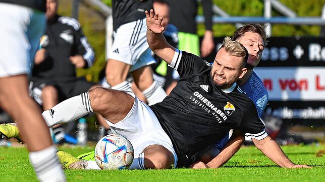 Bodenlage: Der zweifache Torschütze Bujar Halili beim 4:1-Sieg des SV 08 Laufenburg gegen den SV Weil.