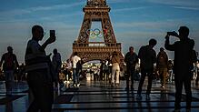Diese Ringe – hier am Eiffelturm – dominieren in den kommenden Wochen das Stadtbild von Paris: Am 26. Juli werden die Olympischen ...