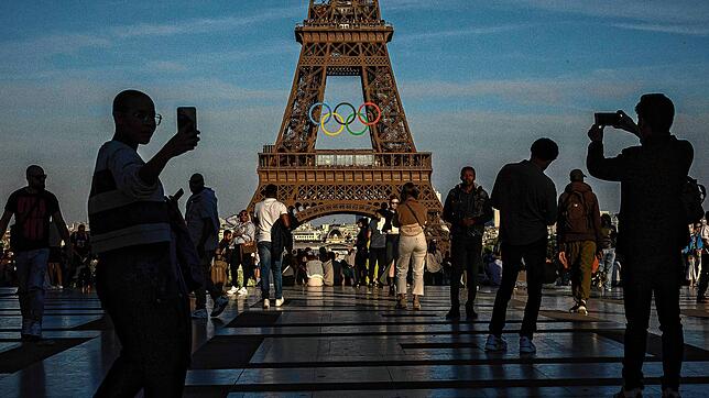 Diese Ringe – hier am Eiffelturm – dominieren in den kommenden Wochen das Stadtbild von Paris: Am 26. Juli werden die Olympischen ...