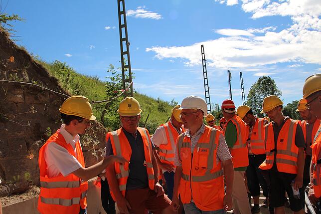 Bürgermeister Micha Bächle (links) besichtigt mit Stadt- und Ortschafträten die Bahn-Baustelle in Döggingen.