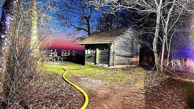 Direkt vom Buchbergstutz bei der Buchberghütte aus bekämpfen die Feuerwehrleute den Flächenbrand im darunter gelegenen Totholz-Steilhang.