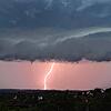 Ein schwerers Unwetter zog am Dienstagabend über die Region. Unser Bild zeigt einen Blitz und Gewitterwolken am 11. Juli 2023 über ...