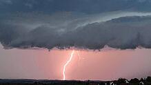 Ein schwerers Unwetter zog am Dienstagabend über die Region. Unser Bild zeigt einen Blitz und Gewitterwolken am 11. Juli 2023 über ...