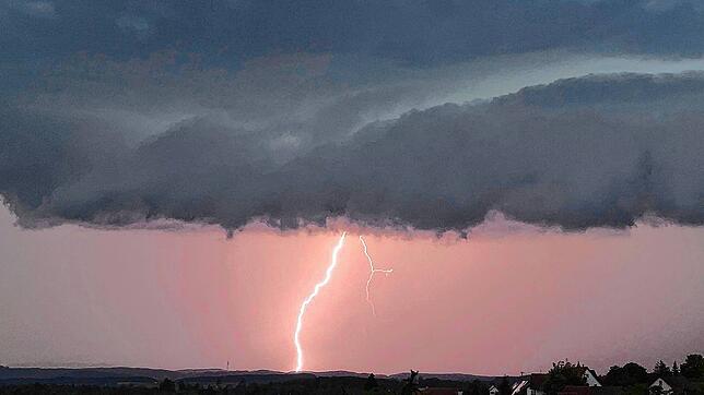 Ein schwerers Unwetter zog am Dienstagabend über die Region. Unser Bild zeigt einen Blitz und Gewitterwolken am 11. Juli 2023 über ...