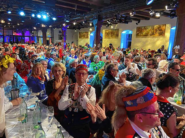 Gute Stimmung im Saal bei bei der Konstanzer Fasnacht live aus dem Konzil, SWR-Livesendung vom 30. Januar 2024