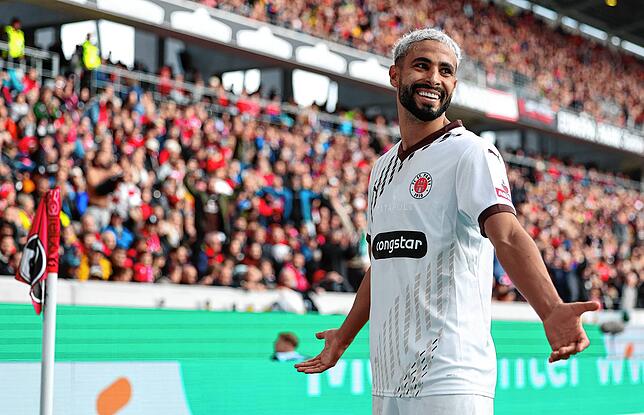 St. Paulis zweifacher Torschütze Elias Saad hat Grund zur Freude.
