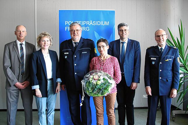 Wolfgang Löhle (Dritter von links) wird als Leiter des Polizeireviers Waldshut-Tiengen verabschiedet. Mit ihm freuen sich auf seien ...