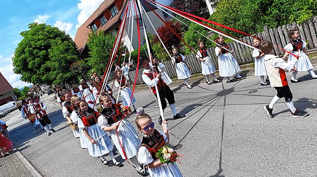Bild 9: Festumzug am Gmeindshus Oberlauchringen – Höhepunkt des 4-tägigen Bezirksmusikfest