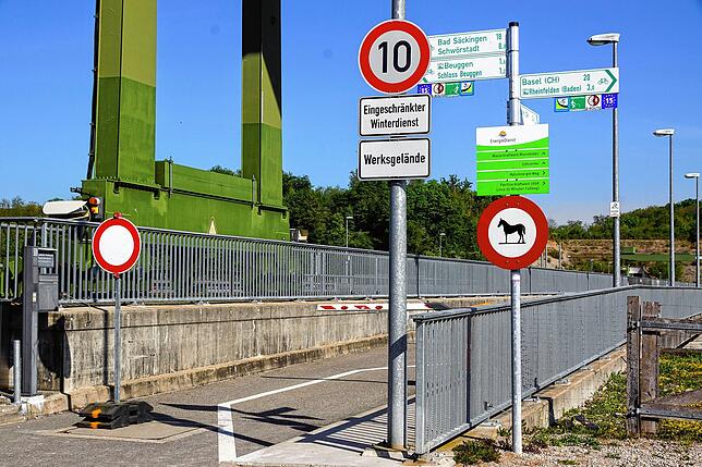 Der Grenzübergang beim Kraftwerk Rheinfelden mit Gittern versperrt, im Hintergrund CH-Zollschild.