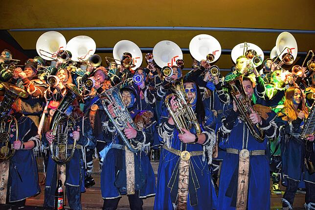 Bild 6: Gigantische Partynacht in Nöggenschwiel: 700 Guggenmusiker rocken mit DJs in drei Zelten!