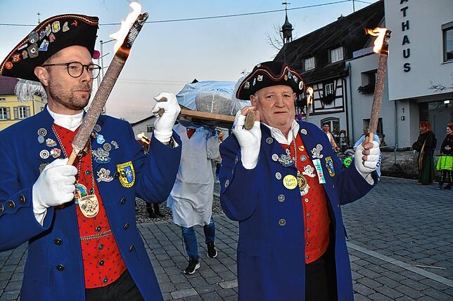 Bild 25: Narren feiern Rosenmontag mit Kindernachmittag und Fackelzug