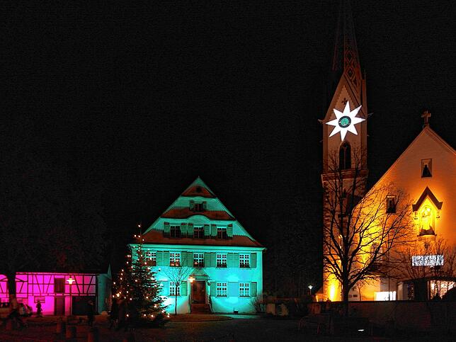Im bunten Kleid: Der festlich beleuchtete St. Martin-Platz in Oberteuringen an den Weihnachtsfeiertagen.