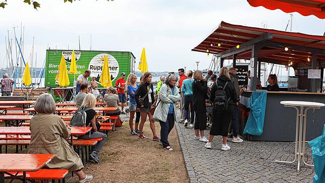 Bild 6: Endlich wieder Hafenfest! Trotz Wetterumschwung ist die Stimmung am ersten Tag hervorragend