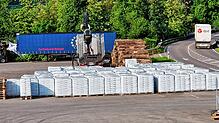 Lastwagen-Anhänger, Baumstämme und palettenweise weiße Säcke: Was hat es mit dem Gelände gegenüber der Papierfabrik auf sich?
