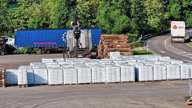Lastwagen-Anhänger, Baumstämme und palettenweise weiße Säcke: Was hat es mit dem Gelände gegenüber der Papierfabrik auf sich?