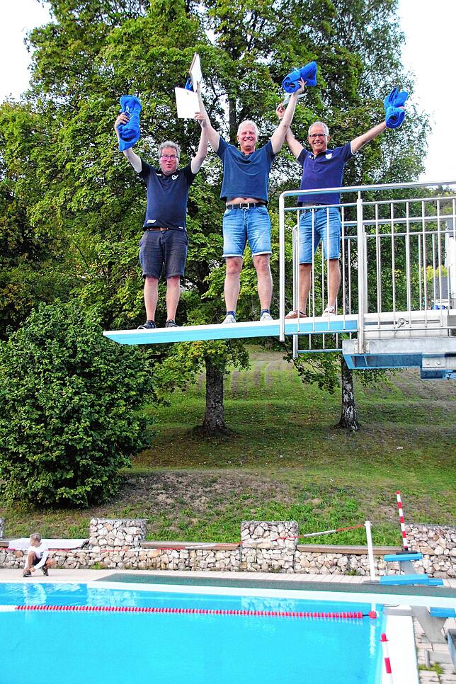Für ihr langjähriges Engagement wurde den drei Gründungsvorsitzenden der Schwimmfreunde Stühlingen Friedbert Pabst (von links), Frank ...