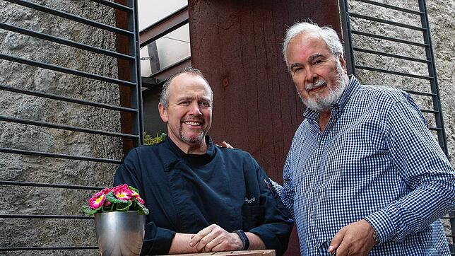 (Archivbild) Zusammen mit seinem beruflichen Mentor Bertold Siber, der in Konstanz die Sterne-Häuser Stephanskeller und Seehotel Siber ...