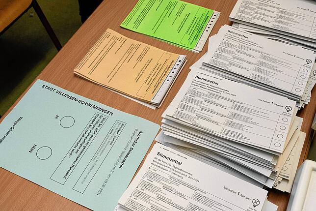 Eine Vielzahl an Wahlzetteln gibt es bei der Kommunalwahl 2024 für die Doppelstädter, die dürfen auch noch über ein neues Bad abstimmen.