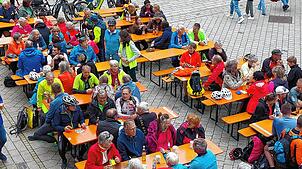 Zum Auftakt der diesjährigen Stadtradeln-Aktion trafen sich Teilnehmer aus den 18 teilnehmenden Kommunen nach der Sternfahrt auf dem ...