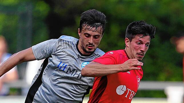 Große Namen waren in der Vergangenheit zu Gast beim Dr.-Fritz-Guth-Turnier, wie die Stuttgarter Kickers (links Valentino Stepcic, gegen ...