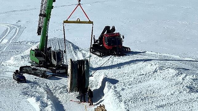 Das beheizte Rohr der BRUGG Pipes wurde mithilfe eines Krans und einem Pistenbully verlegt.