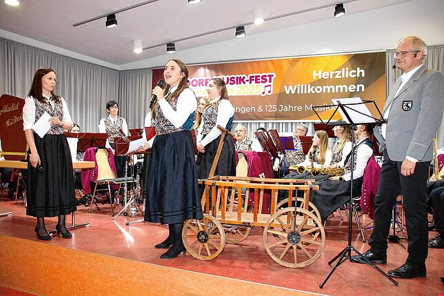 Lena Irßlinger-Kratt, Nathalie Waldenspuhl und Gerd Mägerle (von links) ließen die 125-jährige Geschichte der Musikkapelle Menningen auf ...