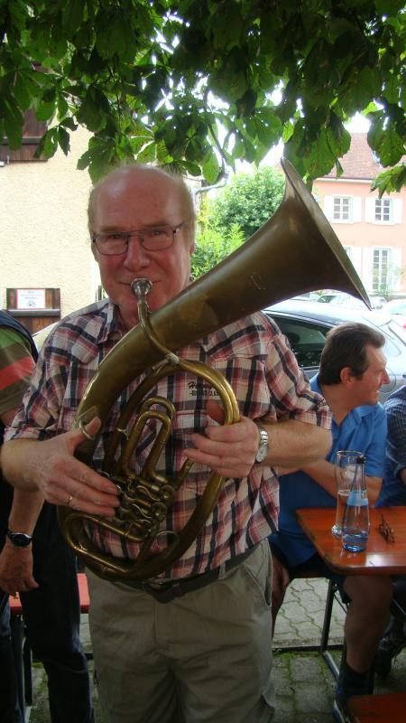 Fritz Blender aus Ludwigshafen lässt es sich beim 50. Musikantentreffen in Espasingen nicht nehmen, ins Tenorhorn zu stoßen. Bild: Gabi ...