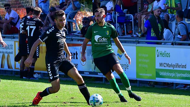 Zurück zu den Wurzeln: Felix Schwarzwälder (links, gegen Romano Males vom SV Herten) verlässt in der Winterpause den FV Lörrach-Brombach ...