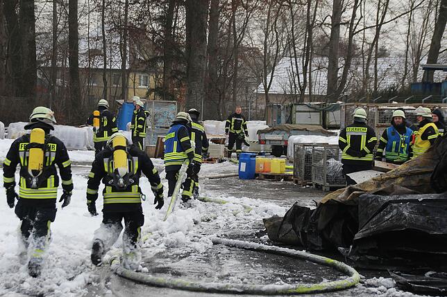 Seit der Alarmierung gegen 23 Uhr sind die Feuerwehrleute im Einsatz.