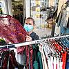 Verkäuferin Josi Mayer aus Friedrichsahfen trägt einen Mundschutz und kontrolliert vor der geöffneten Modeboutique Vis a Vis eine Bluse. ...