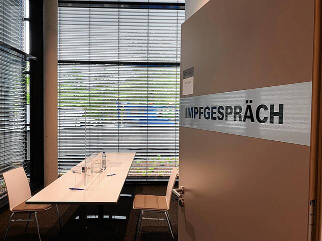In den Betrieben werden, so wie in den Kreisimpfzentren und bei den niedergelassenen Ärzten auch, Impfgespräche geführt. Das Bild zeigt ...