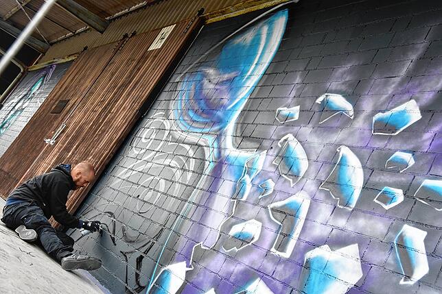 Jonas Fehlinger bei der Arbeit am großen Graffiti.