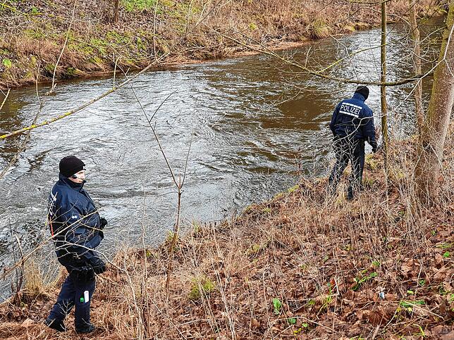 Polizisten suchen an der Brigach nach dem Vermissten