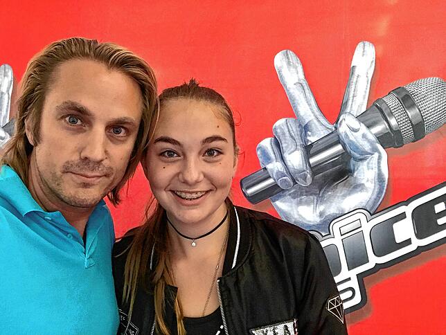 Die damals 14-jährige Jil Kübler mit ihrem Vater Jörg beim The Voice-Casting in Stuttgart.