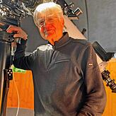 Peter Wüst in der Überlinger Sternwarte neben dem Teleskop.