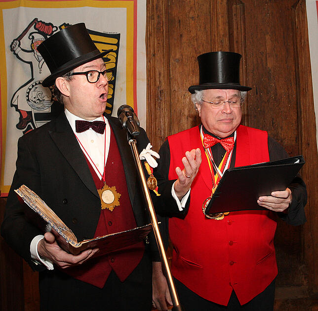 "Wegen fortgesetzter Behinderung der Konstanzer Straßenfasnacht": Wolfang Mettler (rechts, mit Museums-Chef Tobias Engelsing) tritt am ...