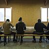 Asylsuchende beim Frühstück im Speisesaal in einer Asylnotunterkunt in St. Gallenkappel im Kanton St. Gallen. Bild: dpa