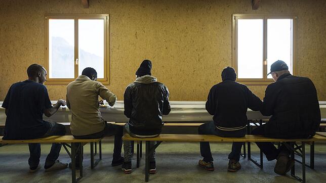 Asylsuchende beim Frühstück im Speisesaal in einer Asylnotunterkunt in St. Gallenkappel im Kanton St. Gallen. Bild: dpa