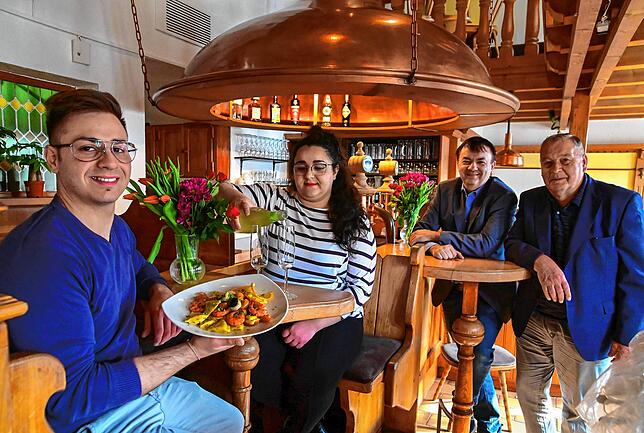 Bryan Henninger (von links) und seine Lebensgefährtin Francesca Perre im Restaurant Roßbergschänke. Mit im Bild Immobilienbesitzer ...