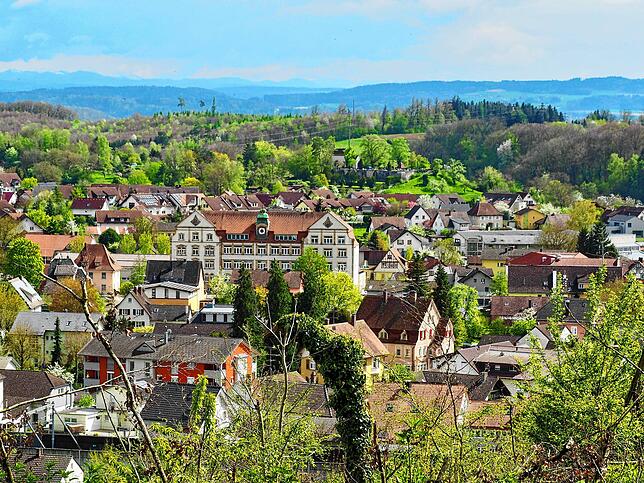 Jestetten mit seinem markanten Schulhaus, Blick nach Süden von Lauter Eichen aus gesehen.