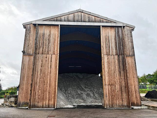 Die imposante Streusalzhalle auf dem Gelände der Technischen Dienste Donaueschingen fasst 1000 Tonnen Salz.