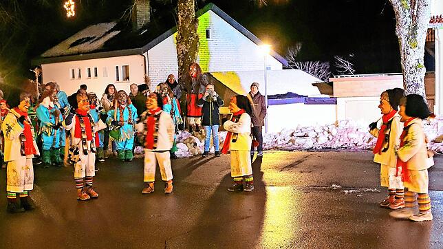 Der Tanz der jungen Hirtebuebe eröffnet den Reigen der Brauchtumsvorführungen anlässlich der Erweckung der Fasnet in Schönwald. Bild: ...