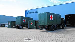 Vor der Fertigungshalle bei RMS in Meckenbeuren steht gerade eine nagelneue mobile Rettungsstation für die Ukraine, montiert auf ...