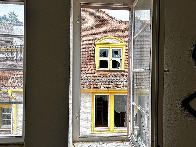 Zerbrochene Fenster: Blick aus dem Friedrichsbau auf das Hauptgebäude des Haus Hohenbaden.