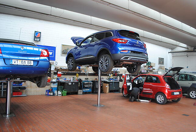 Blick in die Werkstatt 2019: ein Renault Mégane, ein Kadjar und ein Twingo (von links).