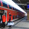 Ein Zug der Gäubahn im Singener Hauptbahnhof auf einem Archivbild, auf dem die Fahrgäste noch ohne die Corona-bedingten Schutzmasken ...