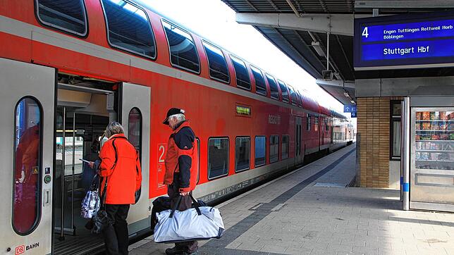Ein Zug der Gäubahn im Singener Hauptbahnhof auf einem Archivbild, auf dem die Fahrgäste noch ohne die Corona-bedingten Schutzmasken ...