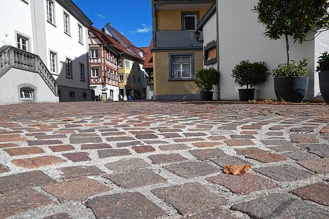 Holprig und teils rissig: Die Pflasterflächen in Markdorf, wie hier vor dem Bischofschloss, sind an vielen Stellen marode und sollen ...